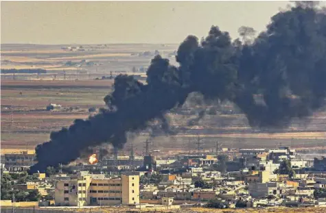  ?? KEY ?? Rauchsäule­n steigen über Ras al-Ain auf: Die Türkei vermeldete die Eroberung des Zentrums, laut den Kurden wurde es aber zurückerob­ert.