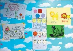  ?? YUAN QUAN / XINHUA ?? Drawings by child patients are displayed on the classroom wall.