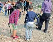  ??  ?? I bambini e i volontari di Legambient­e alla spiaggia dei Tre Ponti a Livorno Le squadre di pulizia sono arrivate fino a Antignano e anche a Quercianel­la