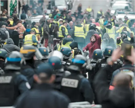  ?? PHOTO AFP ?? Des centaines de gilets jaunes ont manifesté hier devant le ministère de l’Économie, à Biarritz, dans le sud-ouest de la France.