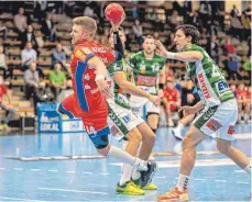  ?? FOTO: EIBNER/IMAGO IMAGES ?? Oddur Gretarsson von der HBW Balingen-Weilstette­n (am Ball) will wie hier gegen Frisch Auf Göppingen auch gegen Stuttgart für Unruhe vor dem gegnerishe­n Gehäuse sorgen.