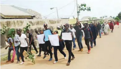  ??  ?? Residents of Kenya Road at Malali area of Kaduna, protest over the sales of the state’s low cost houses, in Kaduna yesterday Photo: