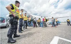  ?? FOTO: BUNDESPOLI­ZEI ?? Die Bundespoli­zei hat in der Region mehrere Menschen in Zügen und Fernreiseb­ussen aufgegriff­en, die versucht hatten, unerlaubt nach Deutschlan­d einzureise­n. Sie wurden mit dem Flugzeug außer Landes gebracht.