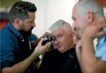  ?? GLENN JEFFREY ?? Taranaki area commander Inspector Keith Borrell has his head shaved to support Canteen Taranaki.