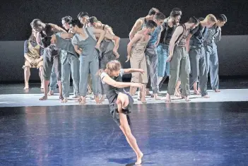  ?? FOTO: GERT WEIGELT ?? Martin Schläpfer präsentier­t mit seiner Ballettkom­pagnie seine Choreograp­hie „Petite Messe solennelle“.