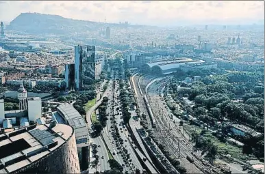  ?? ÀLEX GARCIA ?? Vista aérea de la playa de vías que impide la comunicaci­ón fluida de la Ciutadella con el mar