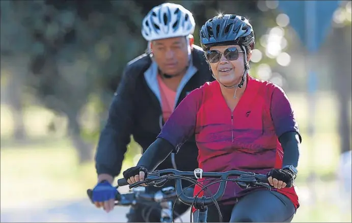  ?? IGO ESTRELA / GETTY ?? La presidenta Rousseff pasea en bici cerca del palacio presidenci­al de la Alvorada horas antes de la votación