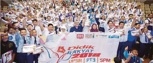  ?? [FOTO NADIM BOKHARI/BH] ?? Peserta merakam kenangan selepas tamat sesi Seminar Didik Rakyat 2018 peringkat Kuching anjuran YBR dengan kerjasama BH di Auditorium Jabatan Pendidikan Sarawak, Kuching.