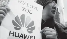  ??  ?? Apoyan a Huawei. La detención de la ejecutiva de la tecnológic­a asiática, ha venido a condimenta­r el enfrentami­ento comercial de EU y China.