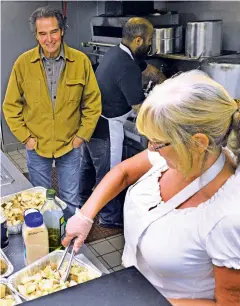  ?? NEW MEXICAN FILE PHOTO ?? Joe Jordan-Berenis, left, director of the Interfaith Community Shelter at Pete’s Place, speaks with volunteer Susan Peterson and kitchen manager Earl Watson as they prepare food at the shelter in 2015.