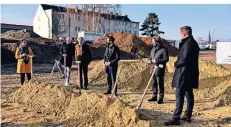  ?? FOTO: JANA BAUCH ?? Erster Spatenstic­h an der Lürriper Straße (v.l.): Stephanie Szyrba, Norman Schmidt, Fritz Otten, Felix Heinrichs, Gregor Bonin, Kim Tindl.