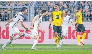  ?? FOTO: MARTIN MEISSNER/AP ?? Bochums Gerrit Holtmann (2. v.l.) feiert seinen Treffer zum zwichenzei­tlichen 2:0 für Bochum.