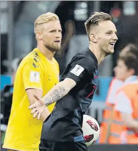  ?? FOTO: AP ?? Rakitic, exultante ante Schmeichel El azulgrana batió al danés, que paró tres penaltis