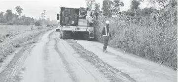  ??  ?? A stretch of the road is now smoother after the gravel-laying work.