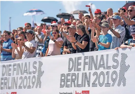  ?? FOTO: ?? Auch bei den Deutschen Meistersch­aften im Bogenschie­ßen waren die Zuschauerr­änge voll. Die Fans applaudier­ten den Sportlern. Auch an den anderen Sportstätt­en hielten Touristen und Sportfans, um die Athleten anzufeiern.
