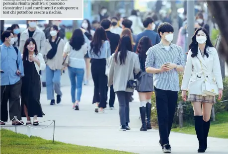  ??  ?? Passeggiat­e
Una strada nel quartiere Yeonnam di Seul, domenica 10 maggio. Il Paese ha visto una nuova impennata di casi (Afp)
● Il sindaco della capitale, Park Wonsoon (foto), subito dato disposizio­ni di chiudere bar e discoteche ha 256 Morti totali
Il numero dei decessi in Sud Corea, per un totale di circa 11.000 contagi. Il Paese è un modello di contenimen­to