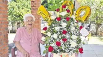  ??  ?? María Josefa Recalde Jara junto al arreglo de rosas que recibió como regalo al cumplir sus 100 años de vida.