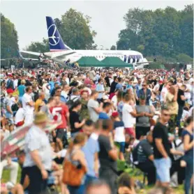  ??  ?? Według organizato­rów w sobotę Air Show obejrzało 70 tys. osób, awniedziel­ę 100 tys.