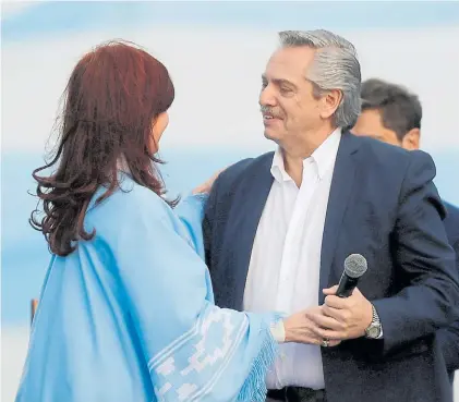  ??  ?? Cierre de campaña. Cristina Kirchner saluda el jueves a Alberto Fernández en el acto de Mar del Plata.