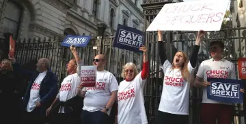  ??  ?? Pro-Brexit protesters hold placards outside Downing Street, London, Britain. — Reuters photo