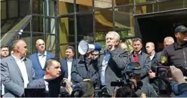  ?? ?? Proteste protiv izglasavan­ja aktuelne Vlade predvodio je potpredsje­dnik FBIH Refik Lendo