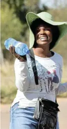  ?? /Antonio Muchave ?? Desperate measures:
A Kanana resident in Hammanskra­al sells bottled water on Monday. So far 15 people have died during the cholera outbreak.