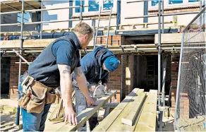  ??  ?? Self-employed builders work on a property in Billericay, Essex, the day after Boris Johnson, the Prime Minister, put the UK in lockdown to help curb the spread of the coronaviru­s