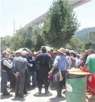  ??  ?? Comuneros marcharon en contra del uso de sus tierras por parte de la constructo­ra del Tren Interurban­o.