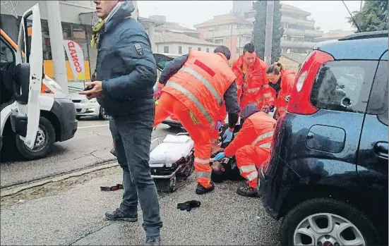  ?? GUIDO PICCHIO / EFE ?? Els serveis d’emergència atenen a terra un dels ferits a Macerata