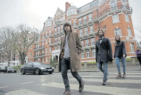  ??  ?? Todo suena. “Ivo” Gianakis (20), Malu Steward (21) y Arturo Federico (22), integrante­s de grUta. Ensayan en San Isidro y grabaron en Abbey Road.