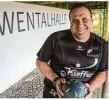  ??  ?? Trainiert die Steinheime­r Handballer: Sebastian Kieser.