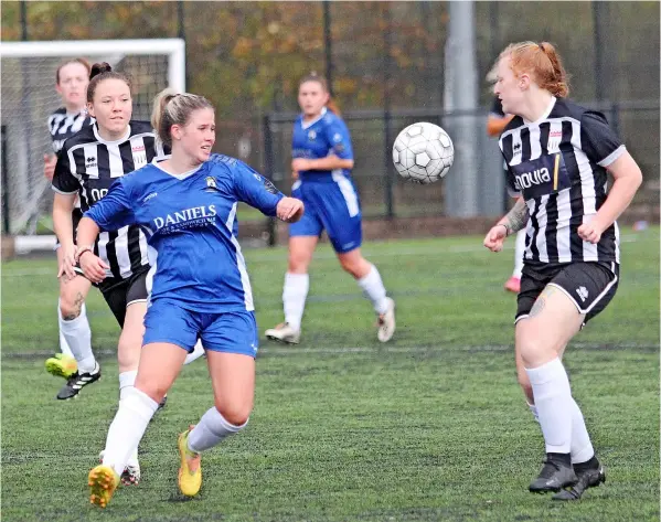  ?? PICTURE: Mark Stillman ?? Bath City Women suffered a 1-0 defeat against Wells City Ladies (blue)