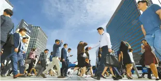  ?? Korea Times file ?? At least two of the lanes on Sejong-daero will be made into pedestrian footpaths by the end of next year.