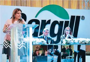  ??  ?? LOGROS. Blanca Villela, gerente regional de Responsabi­lidad Social Empresaria­l de Cargill Latinoamér­ica, presentó los alcances de la compañía en materia de RSE.