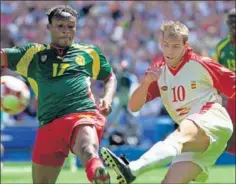  ??  ?? Gabri dispara a puerta en la final de Sidney 2000 ante Camerún.