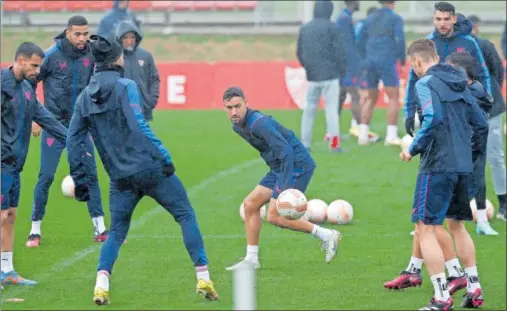  ?? ?? Los jugadores del Sevilla, con Jesús Navas en el centro de la imagen, en una acción del entrenamie­nto de ayer.