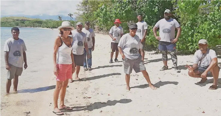  ??  ?? Catriona Ainsworth (front left) with the group that cleaned up Saweni Beach in Lautoka on May 29, 2020.