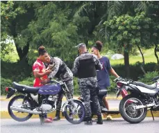  ?? ARCHIVO ?? Pese al patrullaje de los policías, vecinos de Vista Bella, en Villa Mella, se quejan por la delincuenc­ia.