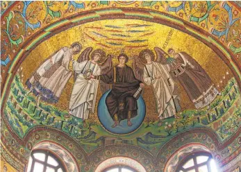  ?? FOTOS: BRÜNJES ?? Das Deckenmosa­ik in der Basilika San Vitale zählt zu den prächtigst­en in Ravenna.