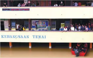  ??  ?? Najib assesses the flood situation from the first floor of SK Temai in Kampung Temai yesterday.