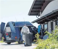  ?? FOTO: DPA ?? Die Spurensich­erung sammelt in Vogtareuth Beweismitt­el.