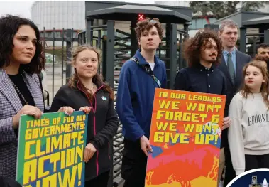  ?? ?? Greta Thunberg ( second left) with Portuguese activists outside the court