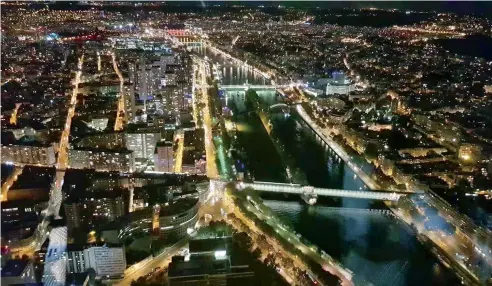  ?? MURIEL SORIANO ?? La Torre Eiffel, uno de los monumentos más visitados del mundo, muestra, desde su punto más alto, una vista impresiona­nte de la capital francesa.