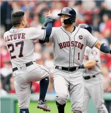  ?? /GETTY IMAGES ?? El poder al bate de José Altuve (izq.) y Carlos Correa es indispensa­ble para el repunte de los Astros.