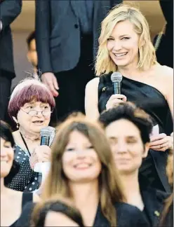  ?? ALBERTO PIZZOLI / AFP ?? Mientras que ellos...
“En el mismo periodo, 1.688 directores han subido estas escaleras”, añadió Blanchett, cuyo discurso repitió en francés Agnès Varda