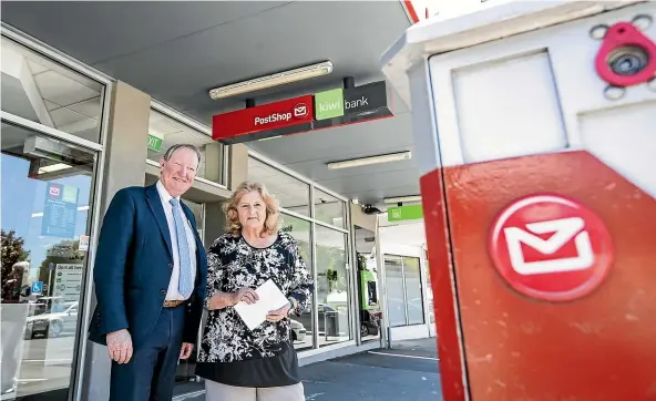  ?? BRADEN FASTIER/STUFF ?? Nelson MP Nick Smith and Grey Power Nelson president Christine Tuffnell at the Stoke branch of Kiwibank. The branch is closing ‘‘in response to increasing numbers of customers accessing banking services in different ways’’.