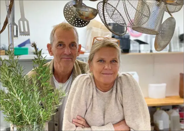  ?? ?? Karen Kjaergaard og John Andersen stopper Karens
Køkken ved Fregatten i Ebeltoft. Men ikke selve Karens Køkken. Det skal tilbage til start, lyder det fra parret, som vil lave mad ud af huset fra deres nye (gamle) hjem i Lyngsbaek.
Foto: Anne Frank Henriksen