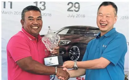  ??  ?? Nett champion Azlan Yahya (left) receiving his trophy from resort general manager Patrick Tee.