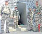  ?? BIRBAL SHARMA/HT ?? Securityme­n guarding a strongroom in Mandi.