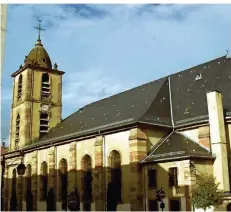  ?? FOTOS: WALTER FAAS ?? Sonnenstra­hlen zaubern von außen farbenfroh­es Licht ins Innere der Kirche Saint Nicolas (links). Das Bild in der Mitte zeigt eine Madonnenda­rstellung. Rechts: die gut erhaltene barocke Kirche von außen.